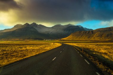 Route 1 veya Çevre Yolu (Hringvegur), İzlanda etrafında çalışan ve ülkenin yerleşim bölgelerinde en bağlayan ulusal bir yol