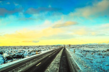 Route 1 veya Çevre Yolu (Hringvegur), İzlanda etrafında çalışan ve ülkenin yerleşim bölgelerinde en bağlayan ulusal bir yol
