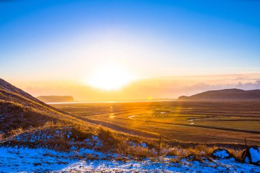 Route 1'in yan görünümü veya Çevre Yolu (Hringvegur), doğa manzarası arka planı, İzlanda