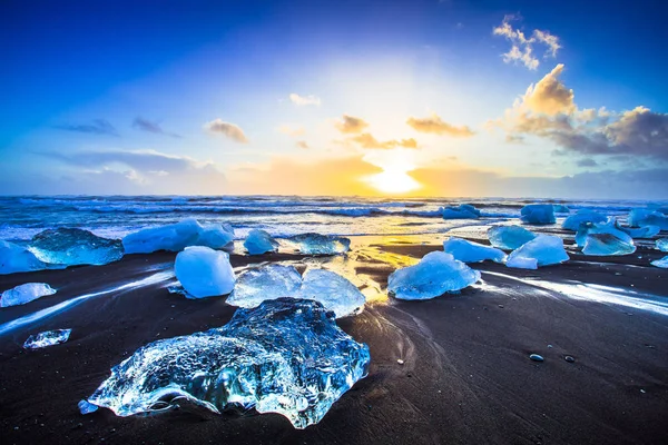 Ледяная Глыба Черным Песком Пляже Jokulsarlon Алмазный Пляж Юго Востоке — стоковое фото