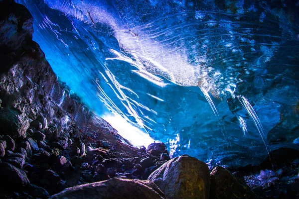 氷の洞窟は 氷河を流れる水によって冬の間に氷河に形成される自然現象であり 新しい洞窟は毎年アイスランドのヴァトナジョクル氷河で形成される — ストック写真