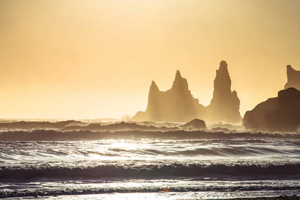 Reynisdrangar Bazalt Stosy Morza Podnóża Góry Reynisfjall Legenda Dwóch Trolli — Zdjęcie stockowe