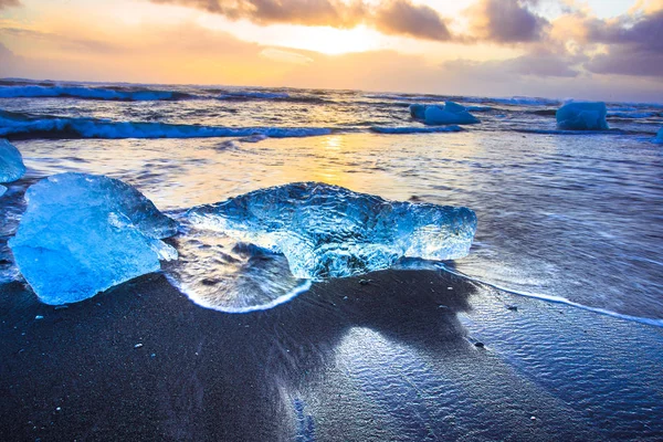 Roccia Ghiaccio Con Spiaggia Sabbia Nera Sulla Spiaggia Jokulsarlon Spiaggia — Foto Stock