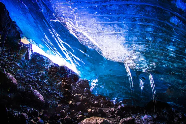 氷の洞窟は 氷河を流れる水によって冬の間に氷河に形成される自然現象であり 新しい洞窟は毎年アイスランドのヴァトナジョクル氷河で形成される — ストック写真