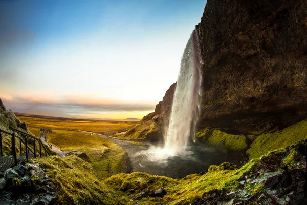 Seljalandsfoss Ein Wasserfall Mit Einer Kleinen Höhle Dahinter Der Südlichen — Stockfoto