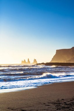 Reynisdrangar, dağ Reynisfjall eteklerinde bazalt deniz yığınları, iki trol efsanesi karaya üç direkli gemi sürükledi ve gün ışığı kırdı onlar kaya iğneleri oldu