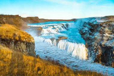 Gullfoss (Altın Sonbahar), İzlanda'nın güneybatısındaki Olfusa nehri kanyonunda bulunan Altın Çember'in bir parçası olan şelale