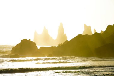 Reynisdrangar, dağ Reynisfjall eteklerinde bazalt deniz yığınları, iki trol efsanesi karaya üç direkli gemi sürükledi ve gün ışığı kırdı onlar kaya iğneleri oldu