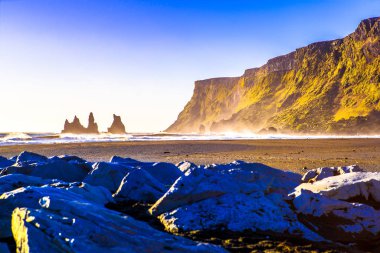 Reynisdrangar, dağ Reynisfjall eteklerinde bazalt deniz yığınları, iki trol efsanesi karaya üç direkli gemi sürükledi ve gün ışığı kırdı onlar kaya iğneleri oldu