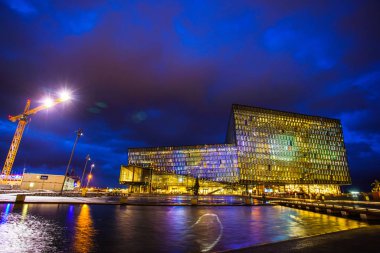 Reykjavik, İzlanda - 2 Kasım 2017 - Harpa, Reykjavik'te bir konser salonu ve konferans merkezi, su yansıması ile akşam sahnesi