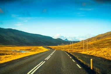 Route 1 veya Çevre Yolu (Hringvegur), İzlanda etrafında çalışan ve ülkenin yerleşim bölgelerinde en bağlayan ulusal bir yol