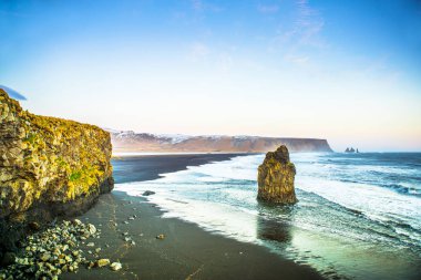 Kirkjufjara plajı, İzlanda'nın güney kıyısında Dyrholaey yakınlarındaki yüksek kayalıklar ile siyah bir kum plaj