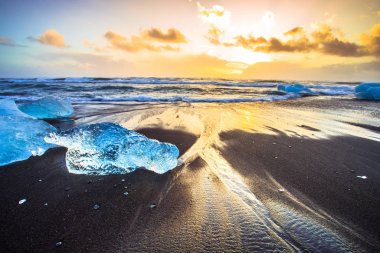 Güneydoğu İzlanda Jokulsarlon plaj (Diamond beach) siyah kum plaj ile buz kaya
