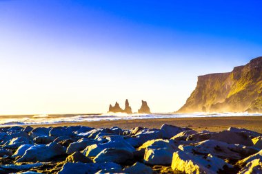 Reynisdrangar, dağ Reynisfjall eteklerinde bazalt deniz yığınları, iki trol efsanesi karaya üç direkli gemi sürükledi ve gün ışığı kırdı onlar kaya iğneleri oldu