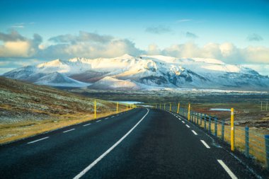 Route 1 veya Çevre Yolu (Hringvegur), İzlanda etrafında çalışan ve ülkenin yerleşim bölgelerinde en bağlayan ulusal bir yol