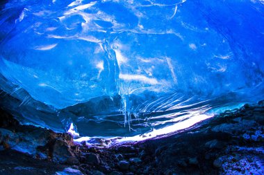 Buz Mağarası, kışın buzulların içinden veya altından akan suile oluşan doğal fenomenler ve İzlanda'nın Vatnajokull buzulunda her yıl yeni mağaralar oluşur.