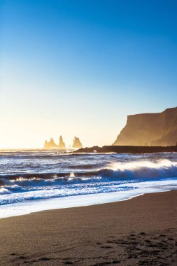 Reynisdrangar, dağ Reynisfjall eteklerinde bazalt deniz yığınları, iki trol efsanesi karaya üç direkli gemi sürükledi ve gün ışığı kırdı onlar kaya iğneleri oldu
