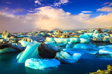 Jokulsarlon (buzul nehir lagün), büyük bir buzul Gölü kenarındaki Güneydoğu İzlanda'daki Vatnajokull Milli Parkı.