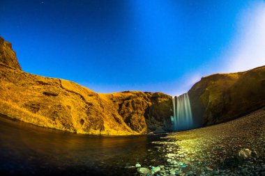Skogafoss, İzlanda'nın güneyinde, eski sahil şeridinin kayalıklarında Skoga Nehri üzerinde yer alan bir şelale