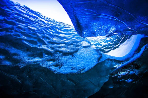 冬季通过流经冰川或冰川下的水形成的自然现象 以及冰岛瓦特纳冰川每年形成的新洞穴 — 图库照片