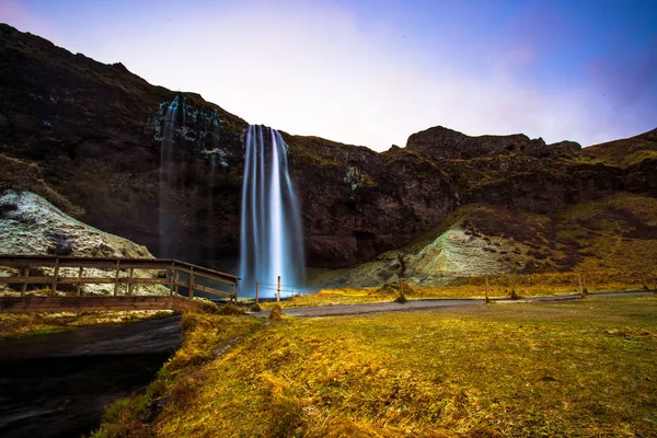 Seljalandsfoss Uma Cachoeira Com Uma Pequena Caverna Atrás Dela Região — Fotografia de Stock