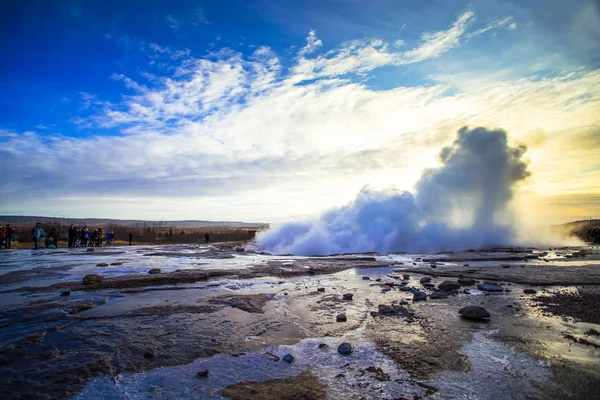 Strokkur Islandzki Churn Jeden Najsłynniejszych Gejzery Znajduje Się Obszarze Geotermalnym — Zdjęcie stockowe