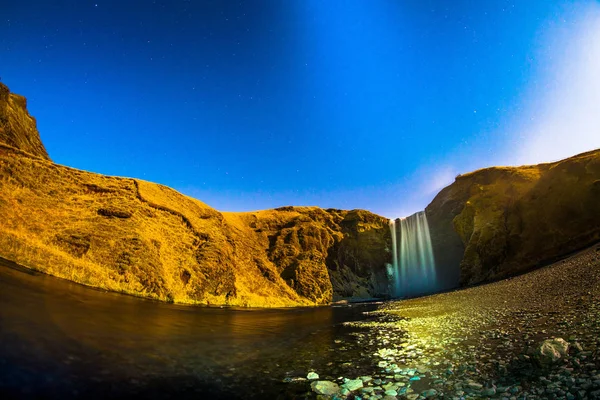 Skogafoss Wodospad Położony Rzece Skoga Południowej Islandii Klifach Byłego Wybrzeża — Zdjęcie stockowe