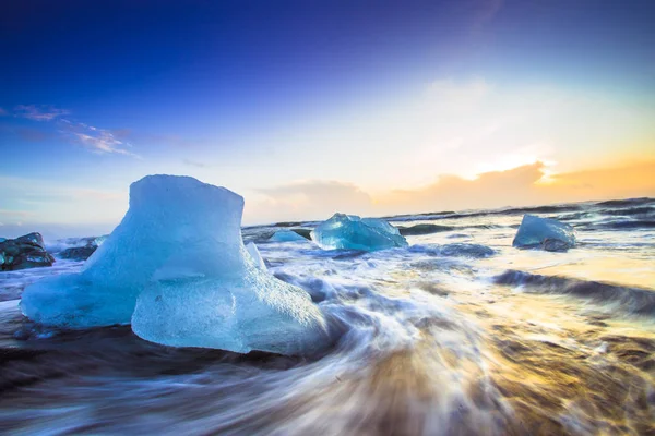 Roccia Ghiaccio Con Spiaggia Sabbia Nera Sulla Spiaggia Jokulsarlon Spiaggia — Foto Stock