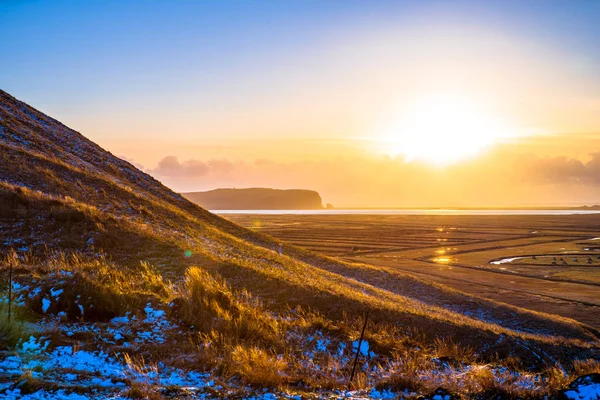 与自然景观背景的冰岛1号公路或环城公路 赫林维古尔 的侧视图 — 图库照片