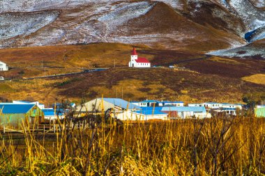 Vik köyü (Vik i Myrdal), İzlanda'nın en güneydeki köyü, adanın etrafındaki ana çevre yolu üzerinde yer alan.
