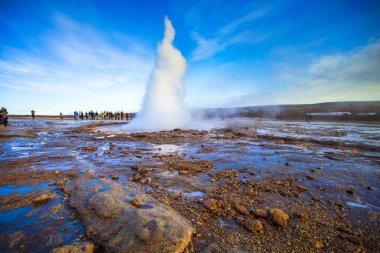 Strokkur (İzlandaca, churn), İzlanda'nın güneybatı kesiminde Hvita Nehri'nin yanında bir jeotermal alanda bulunan en ünlü gayzerbiri, her 610 dakikada bir patlayan