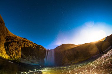 Skogafoss, İzlanda'nın güneyinde, eski sahil şeridinin kayalıklarında Skoga Nehri üzerinde yer alan bir şelale
