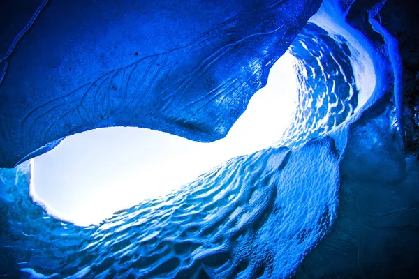 Isgrotta Naturfenomen Som Bildas Glaciärer Vintern Med Vatten Som Rinner — Stockfoto