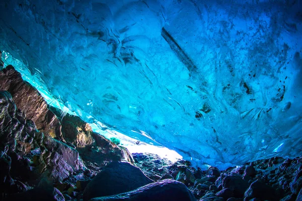 冬季通过流经冰川或冰川下的水形成的自然现象 以及冰岛瓦特纳冰川每年形成的新洞穴 — 图库照片