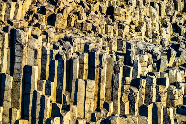 Góra Reynisfjall Kolumną Bazaltowa Plaży Reynisfjara Reynisfjoru Południowym Wybrzeżu Islandii — Zdjęcie stockowe