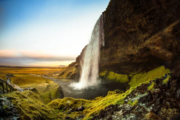 Seljalandsfoss Uma Cachoeira Com Uma Pequena Caverna Atrás Dela Região — Fotografia de Stock