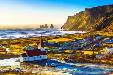 Vik köyü (Vik i Myrdal), İzlanda'nın en güneydeki köyü, adanın etrafındaki ana çevre yolu üzerinde yer alan.