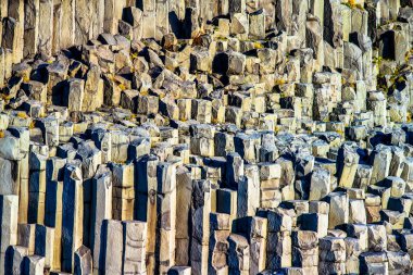 İzlanda güney kıyısında Reynisfjara (Reynisfjoru) plajda bazalt sütun ile Reynisfjall dağ