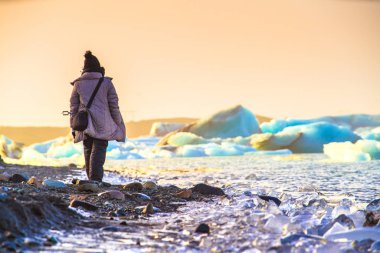 Jokulsarlon (buzul nehir lagün), büyük bir buzul Gölü kenarındaki Güneydoğu İzlanda'daki Vatnajokull Milli Parkı.
