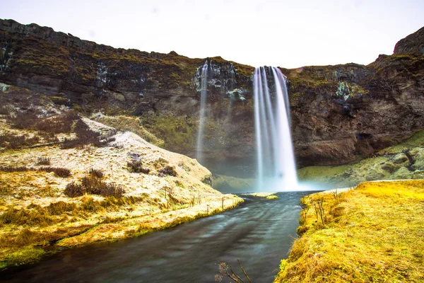 Seljalandsfoss Zlanda Güney Bölgesinde Arkasında Küçük Bir Mağara Ile Bir — Stok fotoğraf