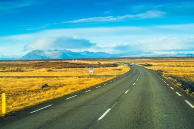 Route 1 veya Çevre Yolu (Hringvegur), İzlanda etrafında çalışan ve ülkenin yerleşim bölgelerinde en bağlayan ulusal bir yol