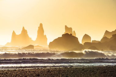 Reynisdrangar, dağ Reynisfjall eteklerinde bazalt deniz yığınları, iki trol efsanesi karaya üç direkli gemi sürükledi ve gün ışığı kırdı onlar kaya iğneleri oldu