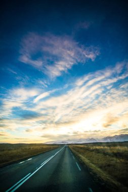 Route 1 veya Çevre Yolu (Hringvegur), İzlanda etrafında çalışan ve ülkenin yerleşim bölgelerinde en bağlayan ulusal bir yol