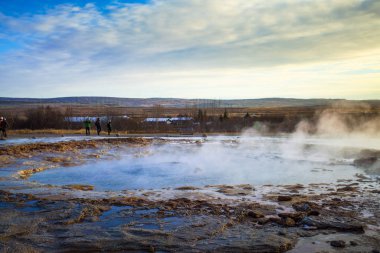 Strokkur (İzlandaca, churn), İzlanda'nın güneybatı kesiminde Hvita Nehri'nin yanında bir jeotermal alanda bulunan en ünlü gayzerbiri, her 610 dakikada bir patlayan