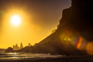 Reynisdrangar, dağ Reynisfjall eteklerinde bazalt deniz yığınları, iki trol efsanesi karaya üç direkli gemi sürükledi ve gün ışığı kırdı onlar kaya iğneleri oldu, Vik