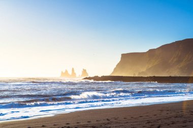 Reynisdrangar, dağ Reynisfjall eteklerinde bazalt deniz yığınları, iki trol efsanesi karaya üç direkli gemi sürükledi ve gün ışığı kırdı onlar kaya iğneleri oldu, Vik