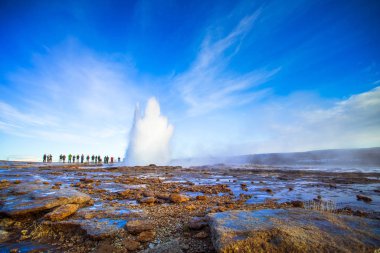Strokkur (İzlandaca, churn), İzlanda'nın güneybatı kesiminde Hvita Nehri'nin yanında bir jeotermal alanda bulunan en ünlü gayzerbiri, her 610 dakikada bir patlayan