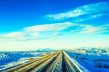 Route 1 veya Çevre Yolu (Hringvegur), İzlanda etrafında çalışan ve ülkenin yerleşim bölgelerinde en bağlayan ulusal bir yol