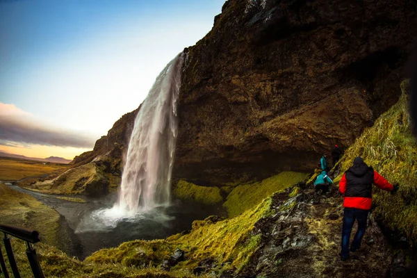 Islandia Listopada 2017 Turyści Pieszo Jaskini Seljalandsfoss — Zdjęcie stockowe