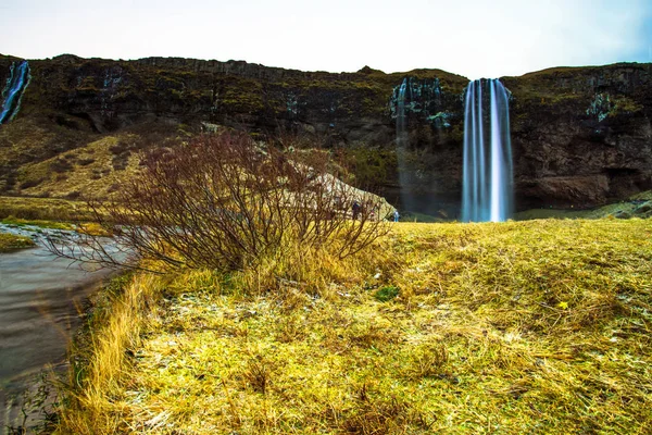 Seljalandsfoss Une Cascade Avec Une Petite Grotte Derrière Elle Dans — Photo